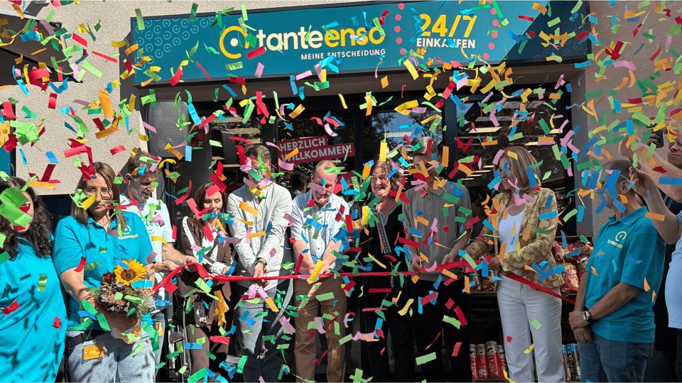 Konfetti fliegt durch die Luft als eine Filiale eröffnet wird.