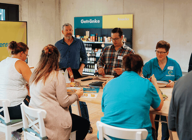 Mitarbeitende und Geschäftsführung nehmen an einem Workshop teil.